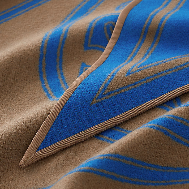 上品なデザイン♪【HERMES】Blason トライアングル スカーフ blason-triangle-scarf--259145S